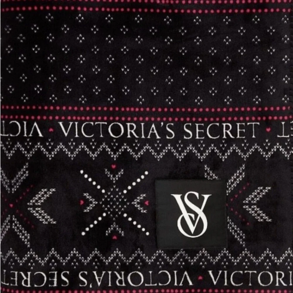 VICTORIA’S SECRET Holiday Sherpa Blanket NEW